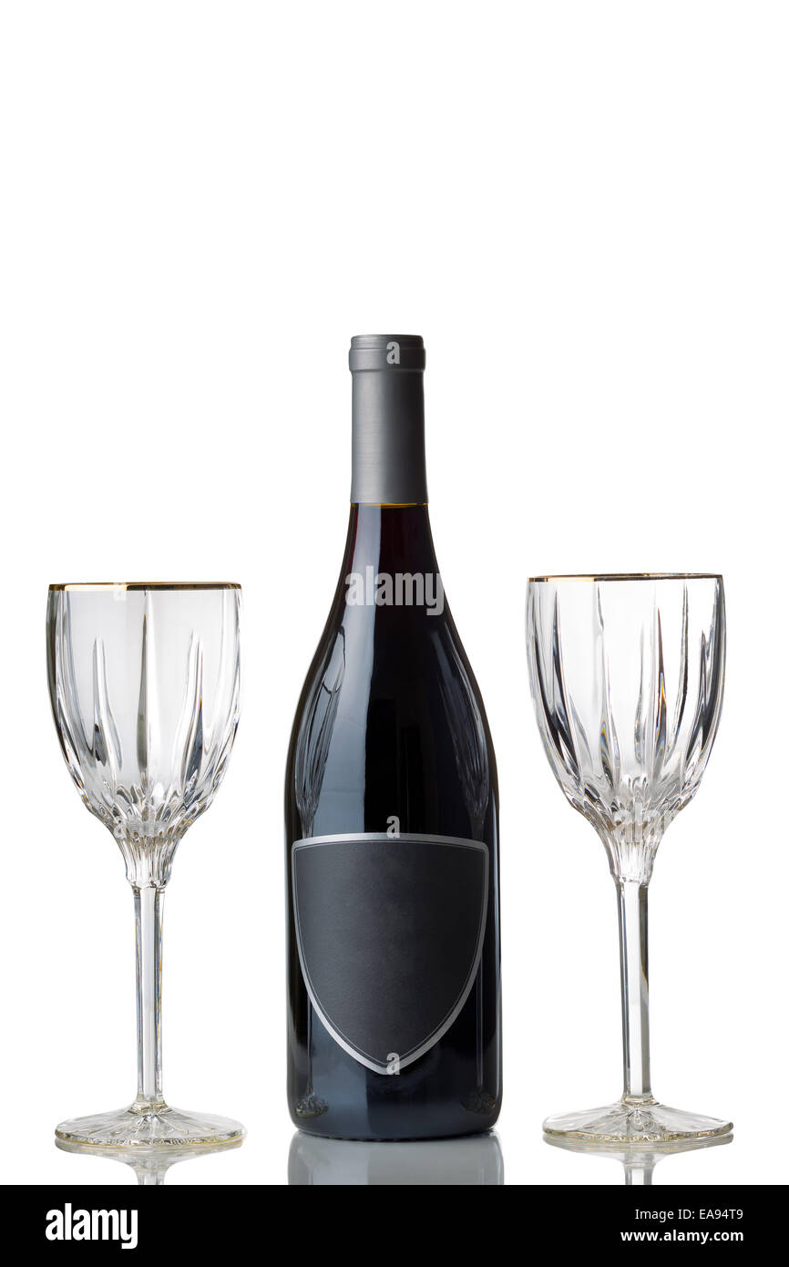 L'immagine verticale di un flacone chiuso di vino rosso, con bicchieri vuoti, isolato su sfondo bianco con la riflessione Foto Stock