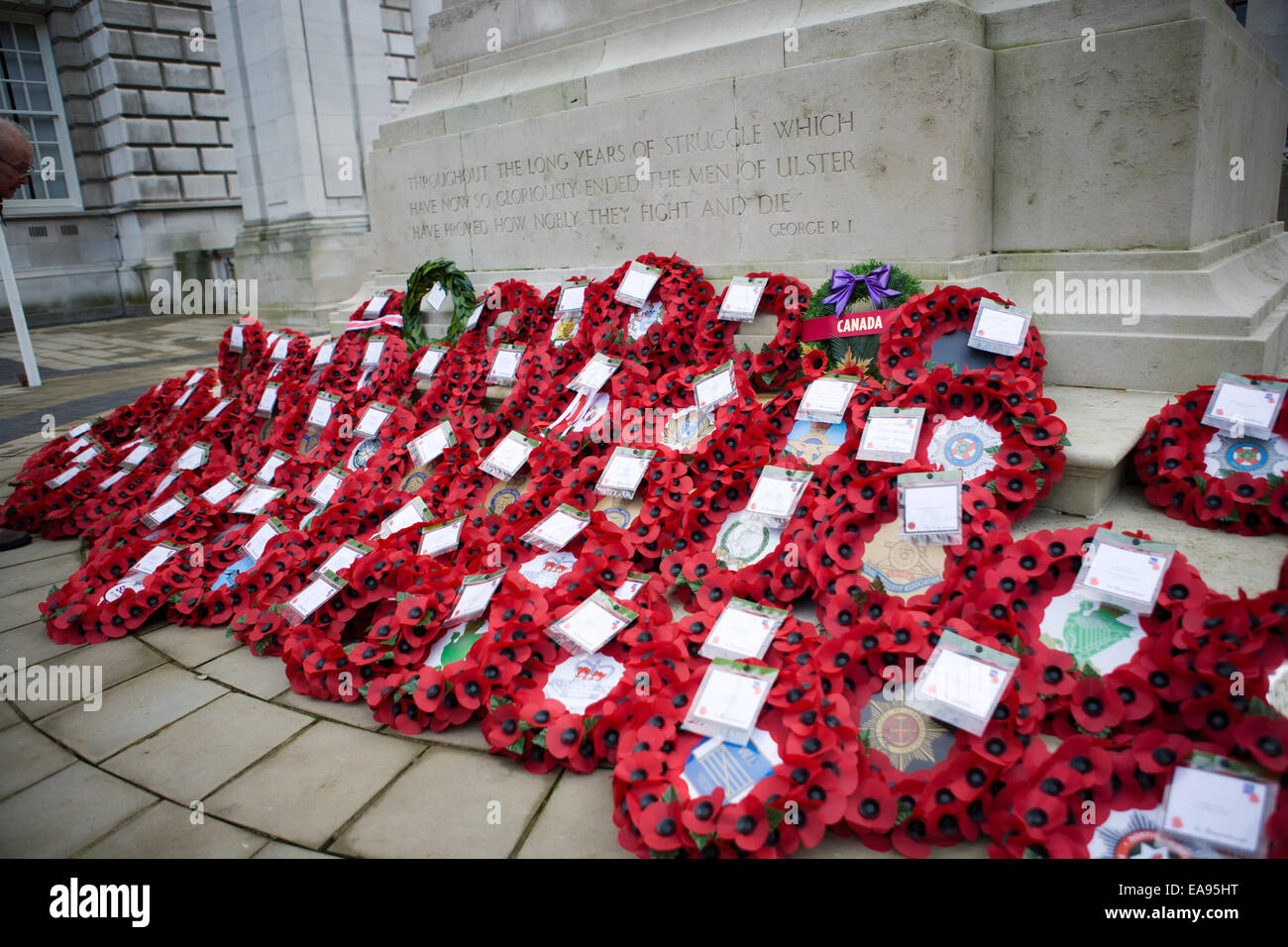 Belfast, Irlanda. Il 9 novembre 2014. Ghirlande prevista presso il Cenotafio a Belfast per commemorare la Giornata Nazionale del Ricordo Foto Stock