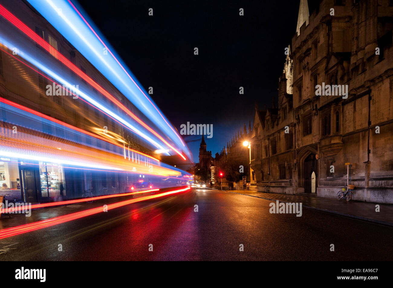 Oxford Hight Street di notte con striature di luce dal passaggio di automobili Foto Stock