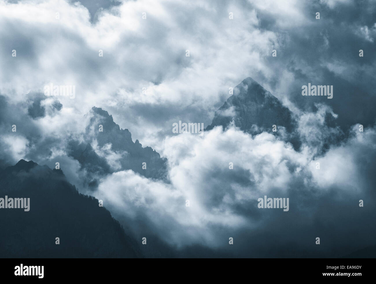 Picchi di montagna circondato con le nuvole Foto Stock
