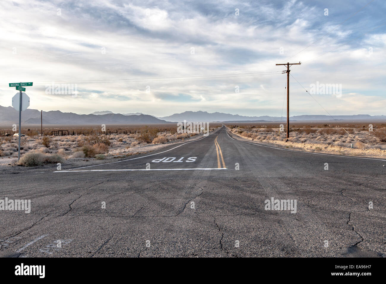 Strada deserta collegato Route 66 con gli aghi in autostrada in Essex, CALIFORNIA, STATI UNITI D'AMERICA Foto Stock