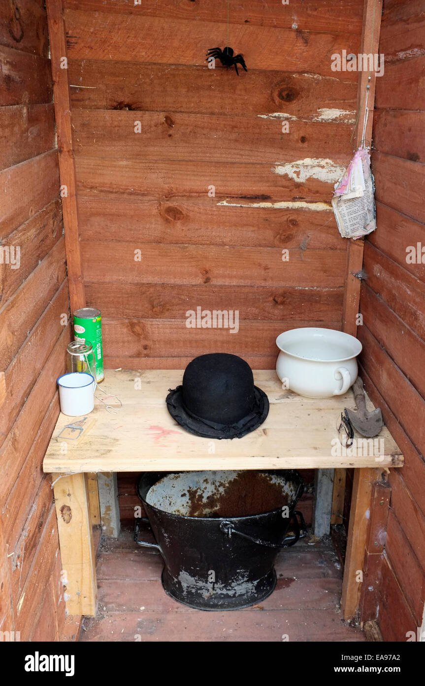Una ricostruzione di una toilette esterna adiacente ad un WW2 Anderson Air Raid Shelter. Buckfastleigh, Devon England. Foto Stock