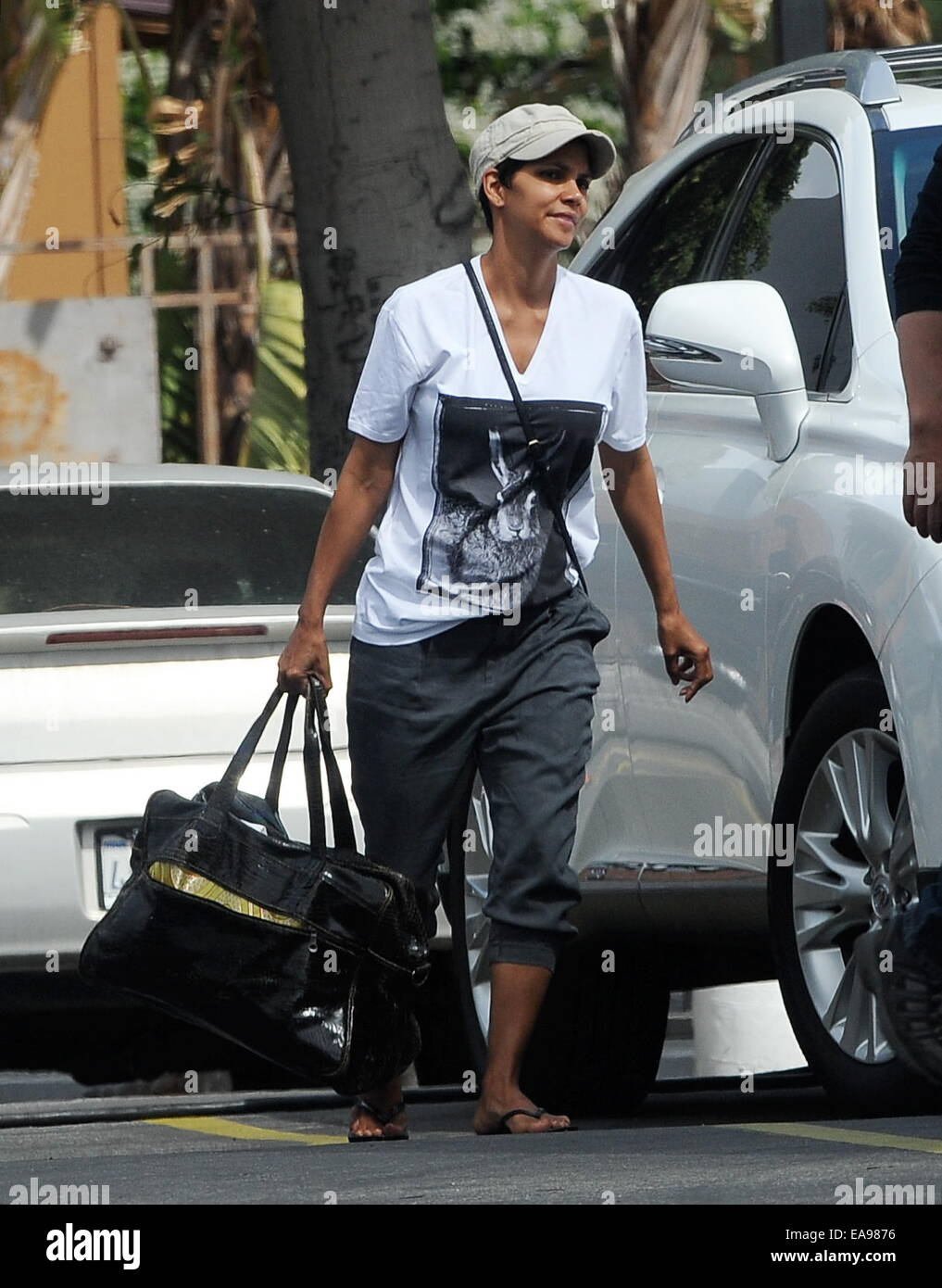 Halle Berry arrivando sul set della sua serie TV "extant' a Los Angeles. L'attrice era visto arrivare nel suo rimorchio con il suo bambino e senza il suo anello di nozze sul suo dito. Dotato di: Halle Berry dove: Los Angeles, California, Stati Uniti quando: 07 Foto Stock