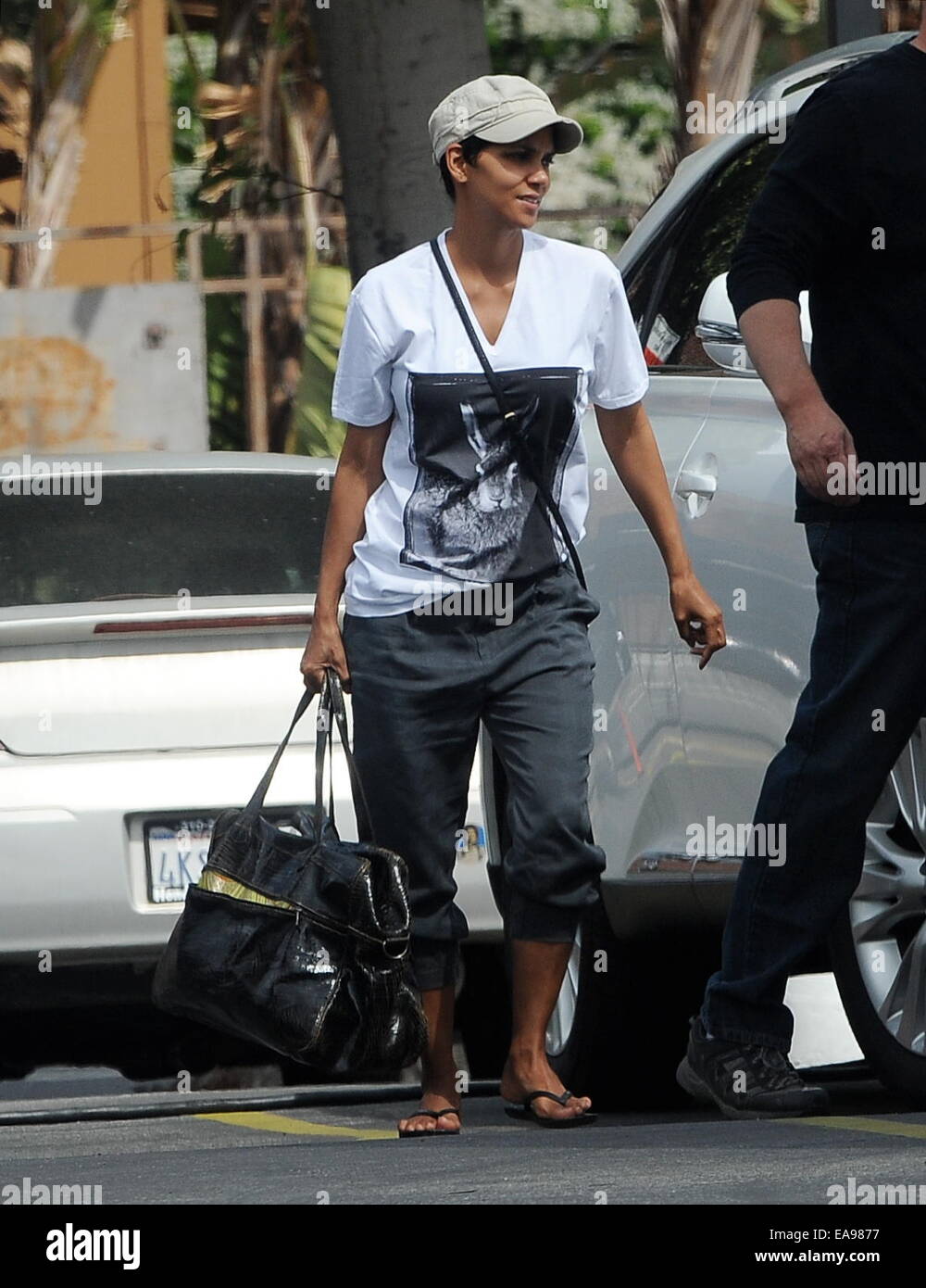 Halle Berry arrivando sul set della sua serie TV "extant' a Los Angeles. L'attrice era visto arrivare nel suo rimorchio con il suo bambino e senza il suo anello di nozze sul suo dito. Dotato di: Halle Berry dove: Los Angeles, California, Stati Uniti quando: 07 Foto Stock