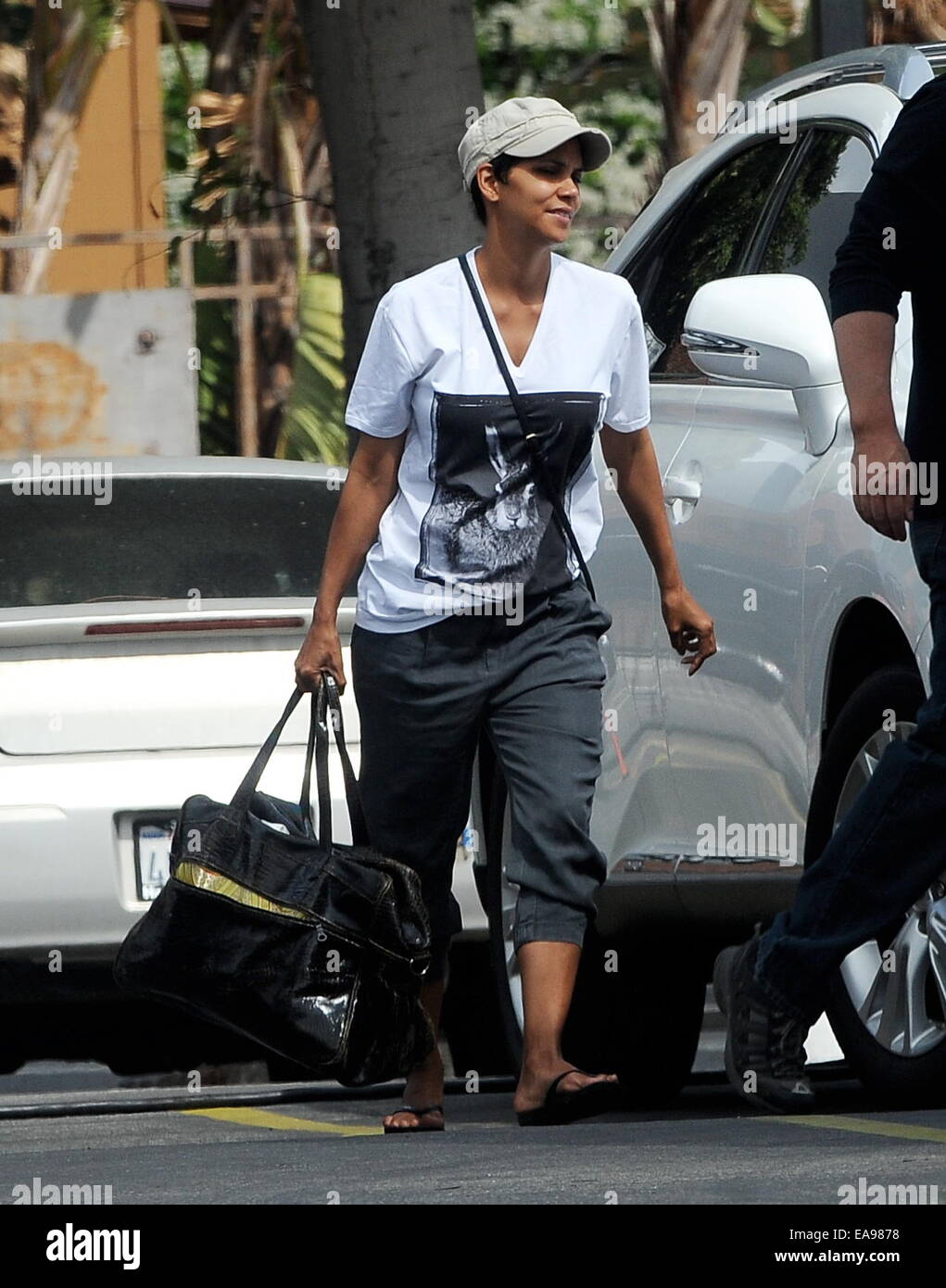Halle Berry arrivando sul set della sua serie TV "extant' a Los Angeles. L'attrice era visto arrivare nel suo rimorchio con il suo bambino e senza il suo anello di nozze sul suo dito. Dotato di: Halle Berry dove: Los Angeles, California, Stati Uniti quando: 07 Foto Stock