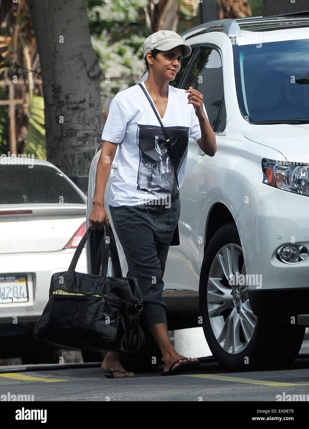 Halle Berry arrivando sul set della sua serie TV "extant' a Los Angeles. L'attrice era visto arrivare nel suo rimorchio con il suo bambino e senza il suo anello di nozze sul suo dito. Dotato di: Halle Berry dove: Los Angeles, California, Stati Uniti quando: 07 Foto Stock