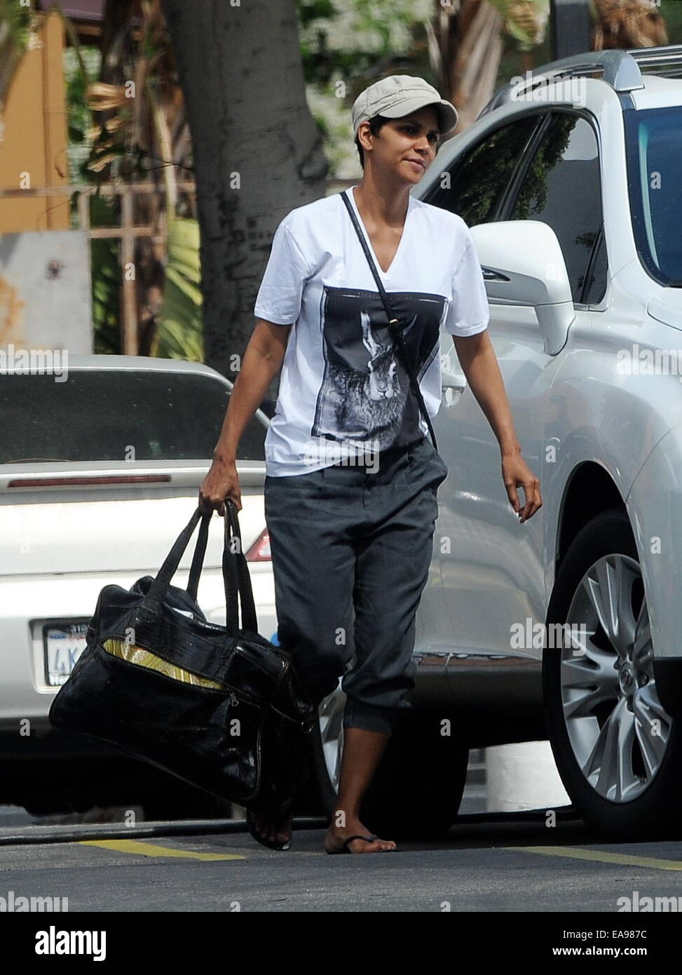 Halle Berry arrivando sul set della sua serie TV "extant' a Los Angeles. L'attrice era visto arrivare nel suo rimorchio con il suo bambino e senza il suo anello di nozze sul suo dito. Dotato di: Halle Berry dove: Los Angeles, California, Stati Uniti quando: 07 Foto Stock