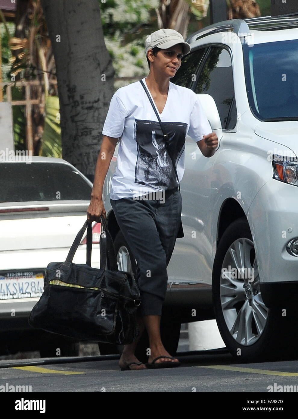 Halle Berry arrivando sul set della sua serie TV "extant' a Los Angeles. L'attrice era visto arrivare nel suo rimorchio con il suo bambino e senza il suo anello di nozze sul suo dito. Dotato di: Halle Berry dove: Los Angeles, California, Stati Uniti quando: 07 Foto Stock