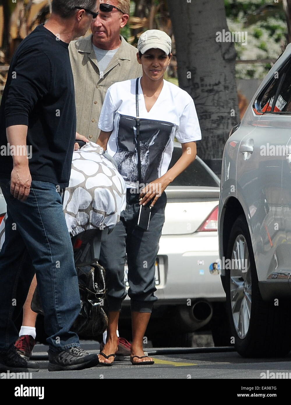 Halle Berry arrivando sul set della sua serie TV "extant' a Los Angeles. L'attrice era visto arrivare nel suo rimorchio con il suo bambino e senza il suo anello di nozze sul suo dito. Dotato di: Halle Berry,Maceo Martinez Dove: Los Angeles, California, regno Foto Stock