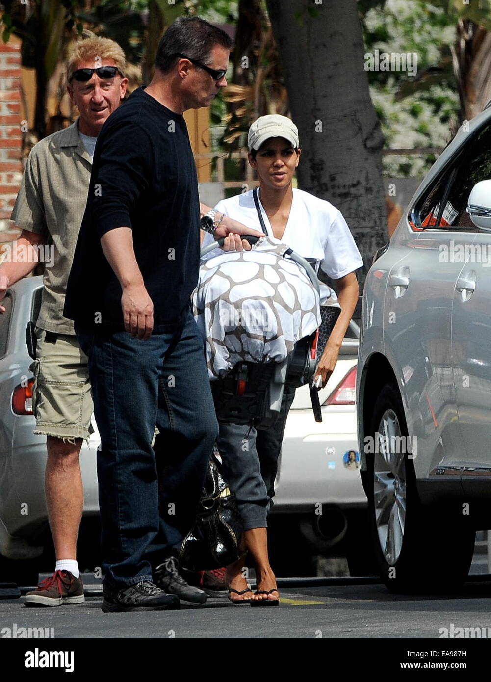 Halle Berry arrivando sul set della sua serie TV "extant' a Los Angeles. L'attrice era visto arrivare nel suo rimorchio con il suo bambino e senza il suo anello di nozze sul suo dito. Dotato di: Halle Berry,Maceo Martinez Dove: Los Angeles, California, regno Foto Stock