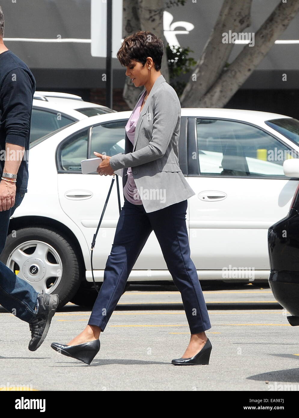 Halle Berry arrivando sul set della sua serie TV "extant' a Los Angeles. L'attrice era visto arrivare nel suo rimorchio con il suo bambino e senza il suo anello di nozze sul suo dito. Dotato di: Halle Berry dove: Los Angeles, California, Stati Uniti quando: 07 Foto Stock