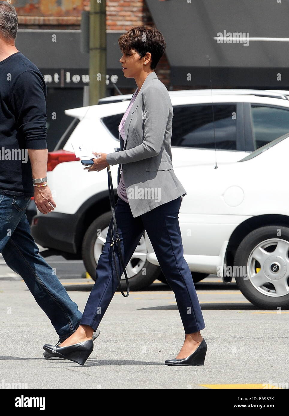 Halle Berry arrivando sul set della sua serie TV "extant' a Los Angeles. L'attrice era visto arrivare nel suo rimorchio con il suo bambino e senza il suo anello di nozze sul suo dito. Dotato di: Halle Berry dove: Los Angeles, California, Stati Uniti quando: 07 Foto Stock