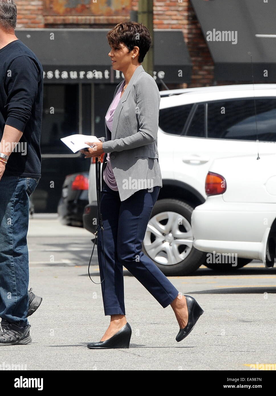 Halle Berry arrivando sul set della sua serie TV "extant' a Los Angeles. L'attrice era visto arrivare nel suo rimorchio con il suo bambino e senza il suo anello di nozze sul suo dito. Dotato di: Halle Berry dove: Los Angeles, California, Stati Uniti quando: 07 Foto Stock