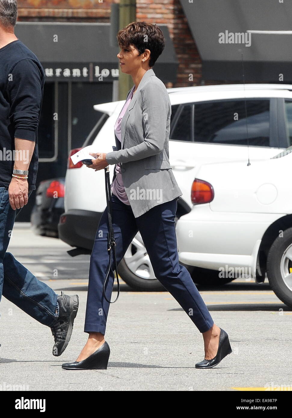 Halle Berry arrivando sul set della sua serie TV "extant' a Los Angeles. L'attrice era visto arrivare nel suo rimorchio con il suo bambino e senza il suo anello di nozze sul suo dito. Dotato di: Halle Berry dove: Los Angeles, California, Stati Uniti quando: 07 Foto Stock