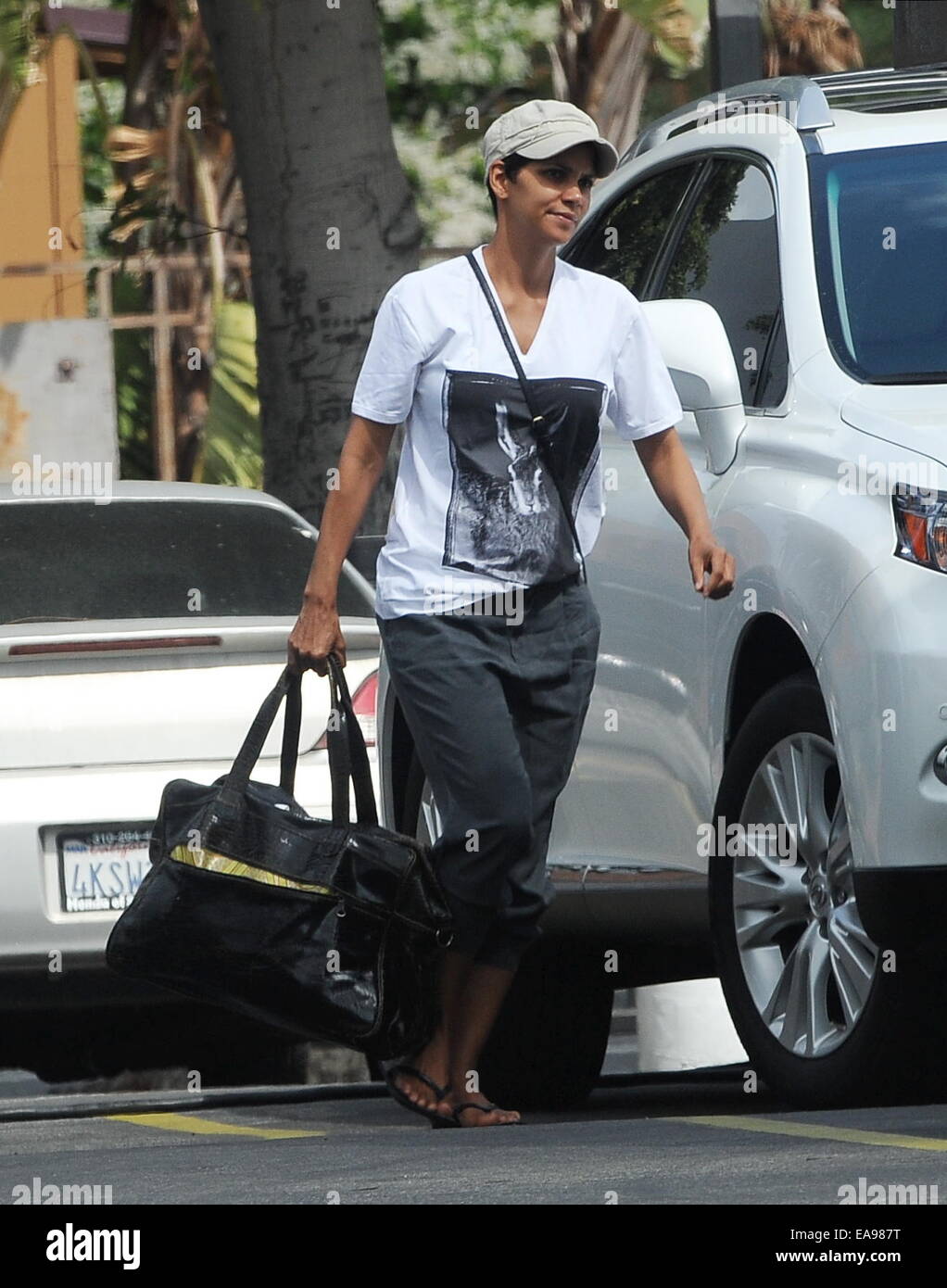 Halle Berry arrivando sul set della sua serie TV "extant' a Los Angeles. L'attrice era visto arrivare nel suo rimorchio con il suo bambino e senza il suo anello di nozze sul suo dito. Dotato di: Halle Berry dove: Los Angeles, California, Stati Uniti quando: 07 Foto Stock