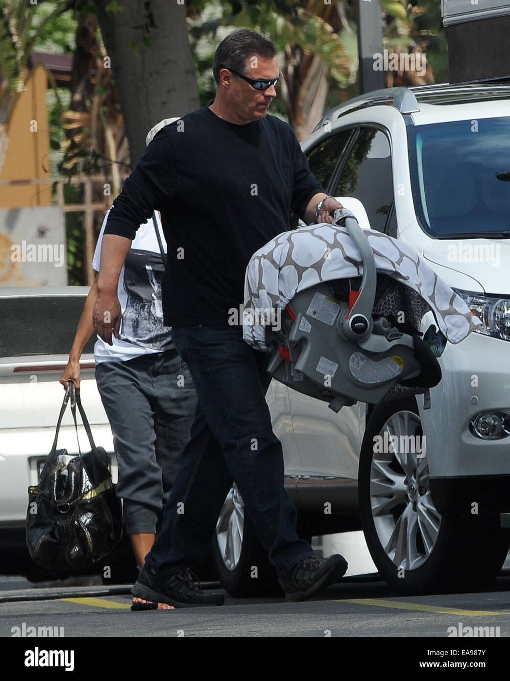 Halle Berry arrivando sul set della sua serie TV "extant' a Los Angeles. L'attrice era visto arrivare nel suo rimorchio con il suo bambino e senza il suo anello di nozze sul suo dito. Dotato di: Halle Berry,Maceo Martinez Dove: Los Angeles, California, regno Foto Stock