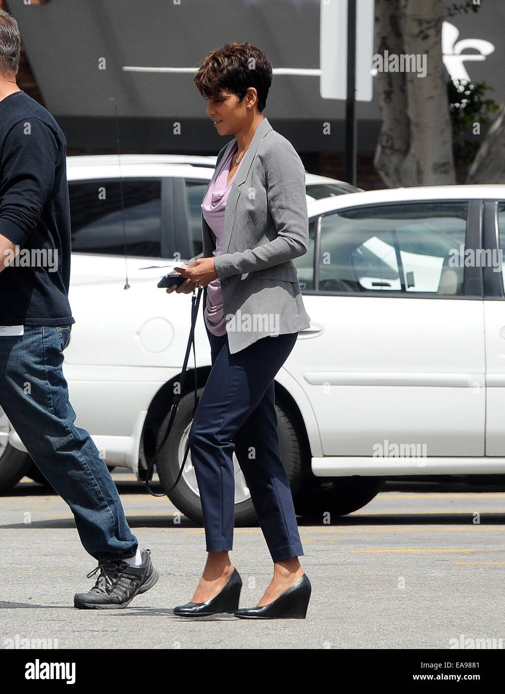 Halle Berry arrivando sul set della sua serie TV "extant' a Los Angeles. L'attrice era visto arrivare nel suo rimorchio con il suo bambino e senza il suo anello di nozze sul suo dito. Dotato di: Halle Berry dove: Los Angeles, California, Stati Uniti quando: 07 Foto Stock