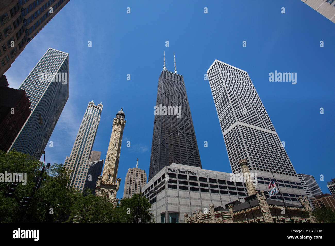 CHICAGO - 7 giugno: John Hancock Center il 7 giugno 2013 a Chicago.Chicago il terzo edificio più alto ha un elegante Magnificent Mile annuncio Foto Stock