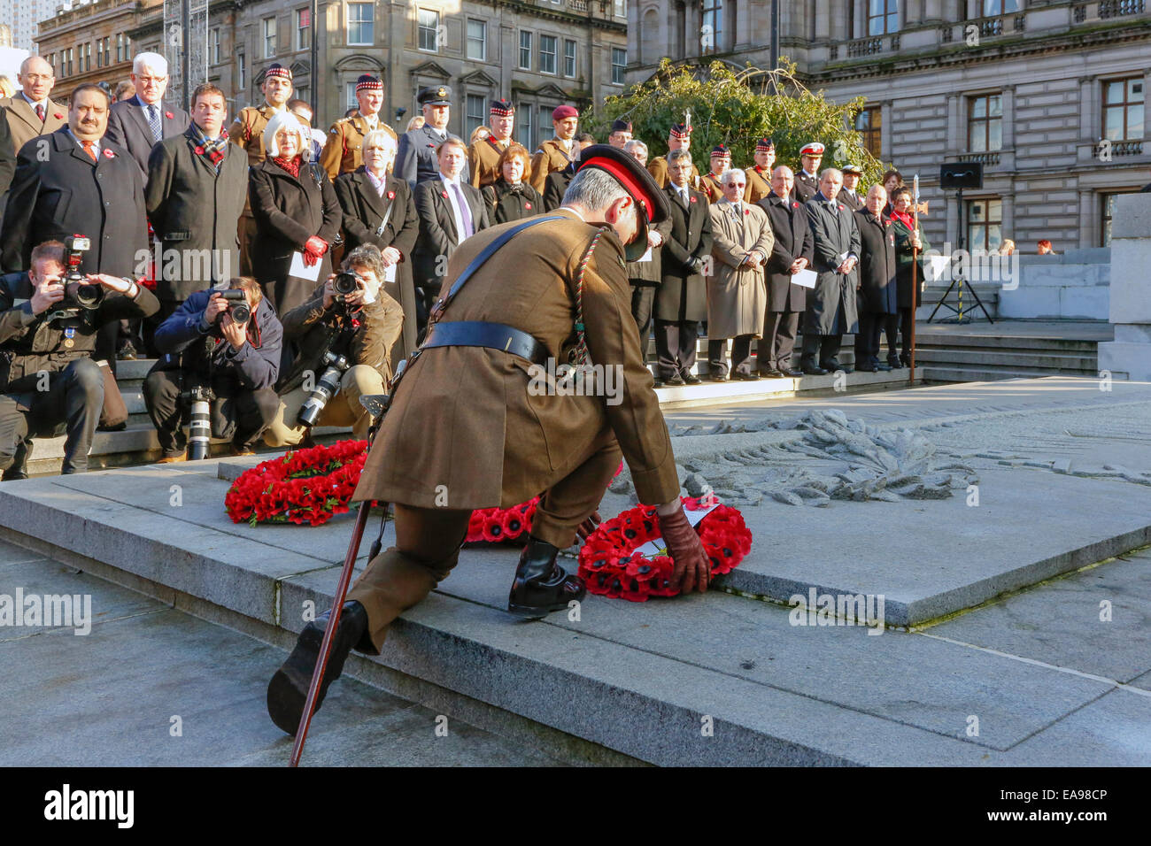 Glasgow, Regno Unito. 09Nov, 2014. La commemorazione annuale parata del giorno si è tenuto presso il cenotafio in George Square, Glasgow, al di fuori della City Chambers. Tutti i reggimenti scozzesi e di servizi armati sono stati rappresentati presso la parata e molti dignitari e i membri del parlamento scozzese hanno inoltre partecipato a gettare ghirlande, tra cui Nicola storione, primo Minsiter designare, Johanne Lamont, passato leader del partito laburista in Scozia e Ruth Davidson, il leader dei conservatori scozzese. Credito: Findlay/Alamy Live News Foto Stock