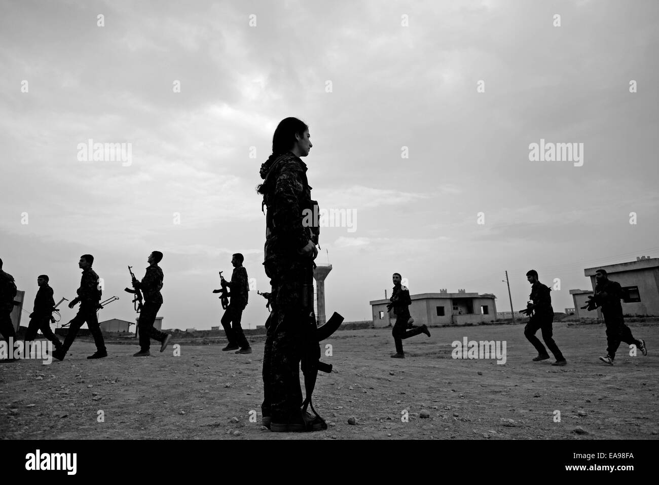 Combattenti curdi delle unità di protezione del popolo YPG e il Unità di protezione delle donne YPJ che partecipano alla cerimonia di assunzione Un campo di addestramento in al Hasakah o distretto di Hassakeh conosciuto Come Rojava la regione autonoma de facto curda originaria E costituito da tre cantoni autonomi nel nord della Siria Foto Stock