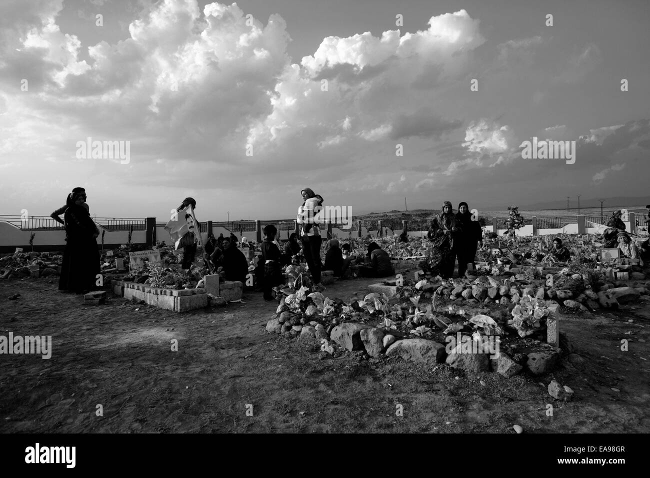 Cimitero per i combattenti curdi dal popolo della unità di protezione YPG che morì in battaglia contro estremisti islamici jihadisti in un cimitero per i combattenti curdi vicino alla città di Al-Malikiyah anche chiamato Derek ( ) curda in Al Hasakah o distretto Hassakeh nella Siria settentrionale Foto Stock