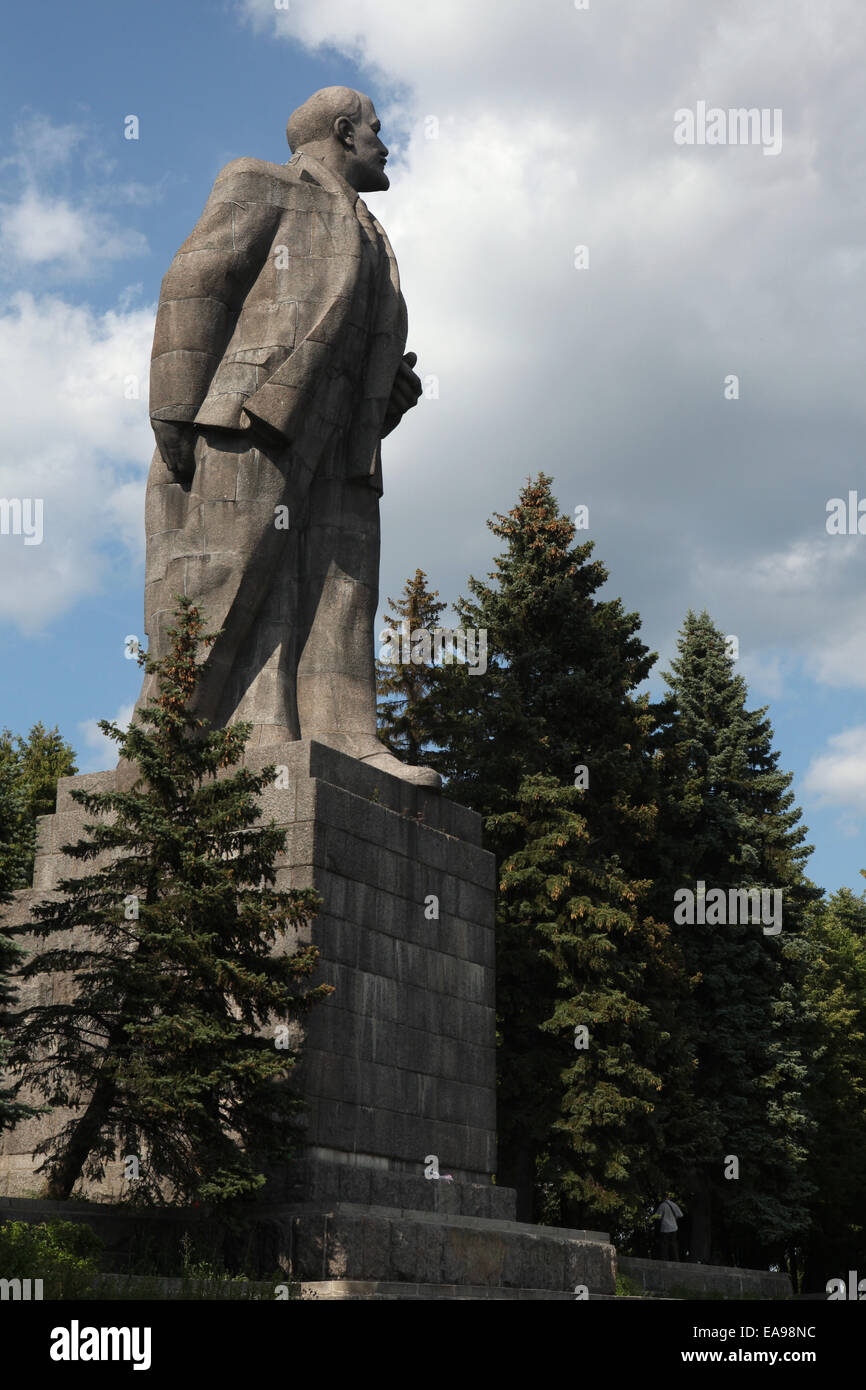 Monumento a Lenin da scultore sovietico Sergey Merkurov presso il canale di Mosca nella città di Dubna nella regione di Mosca, Russia. Foto Stock