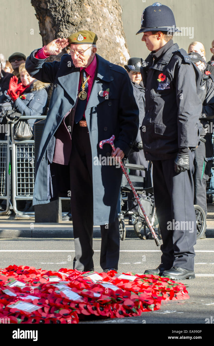 Un soldato anziani assistiti da un poliziotto presso il Cenotafio pone una corona di fiori durante l annuale del Servizio Nazionale di ricordo presso 11:00 sul ricordo domenica Foto Stock