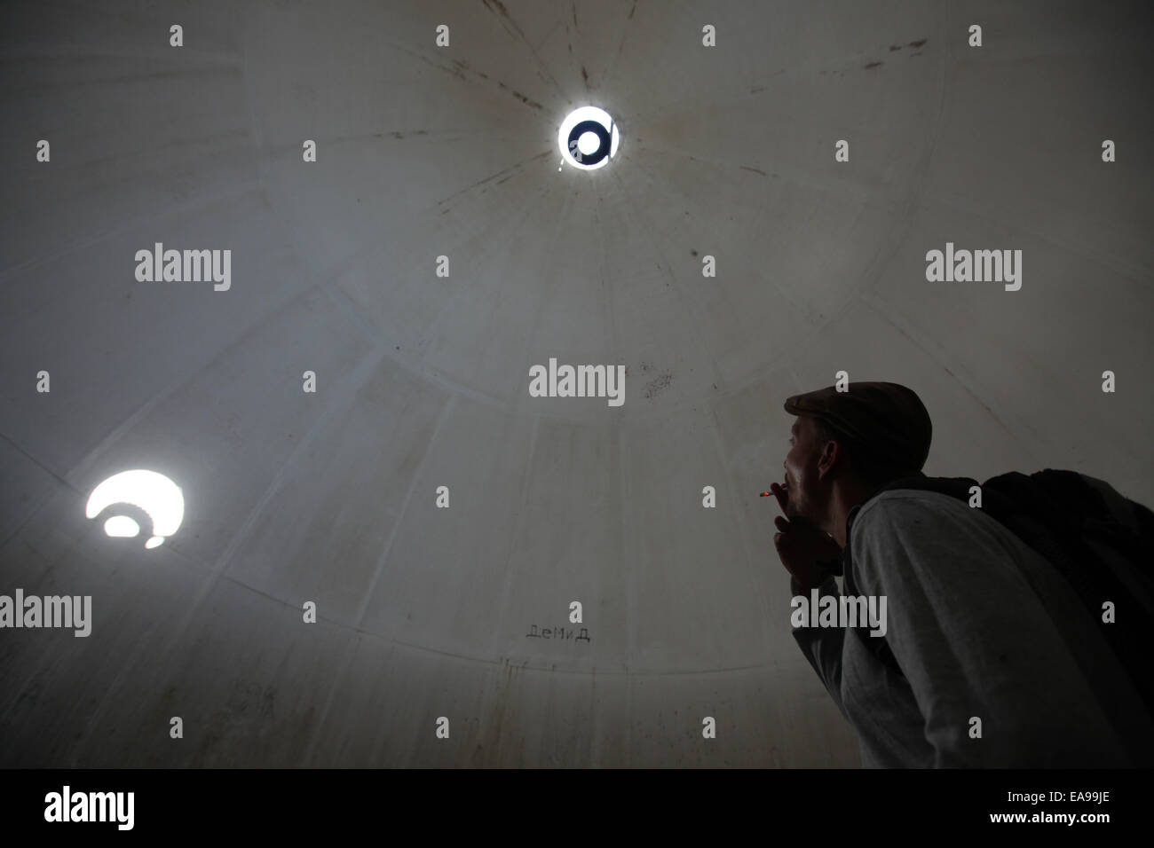 Un visitatore i fumi all'interno della sfera Dubna, un gigante misterioso oggetto sferico nei pressi del villaggio di Ignatovo nella Regione di Tver, Russia. Foto Stock