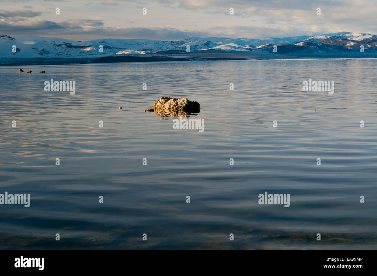 La formazione di tufo su Mono lago in inverno Foto Stock