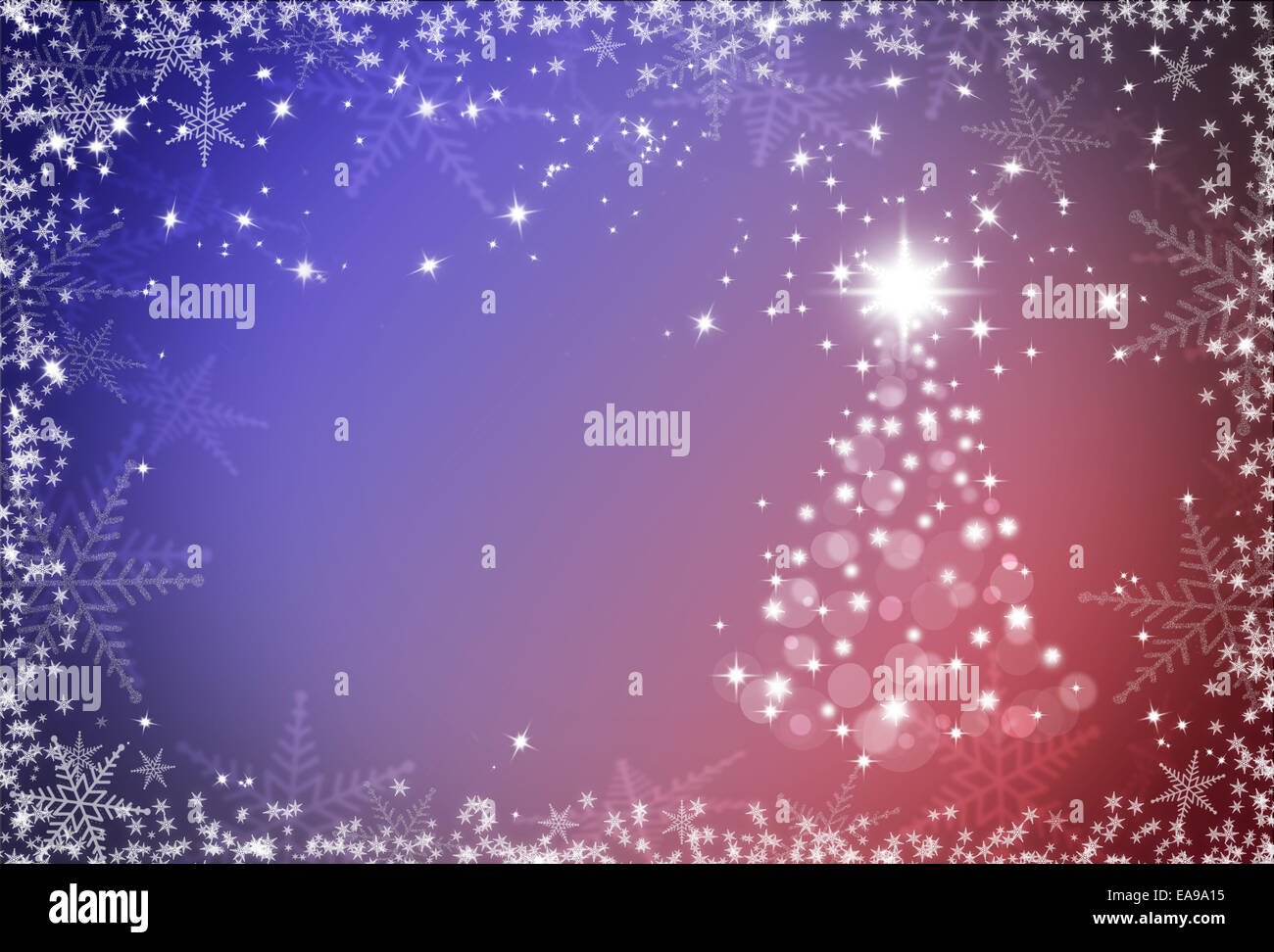 Natale rosso e sfondo blu con telaio a fiocchi di neve e albero di Natale Foto Stock