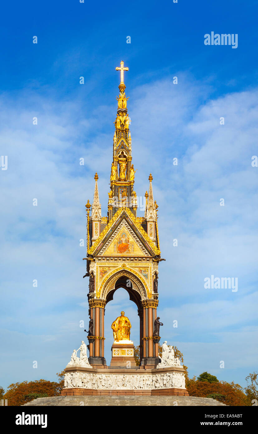 L'Albert Memorial in Kensington Gardens a Londra, Inghilterra, direttamente a nord del Royal Albert Hall. La luce diretta del sole Foto Stock