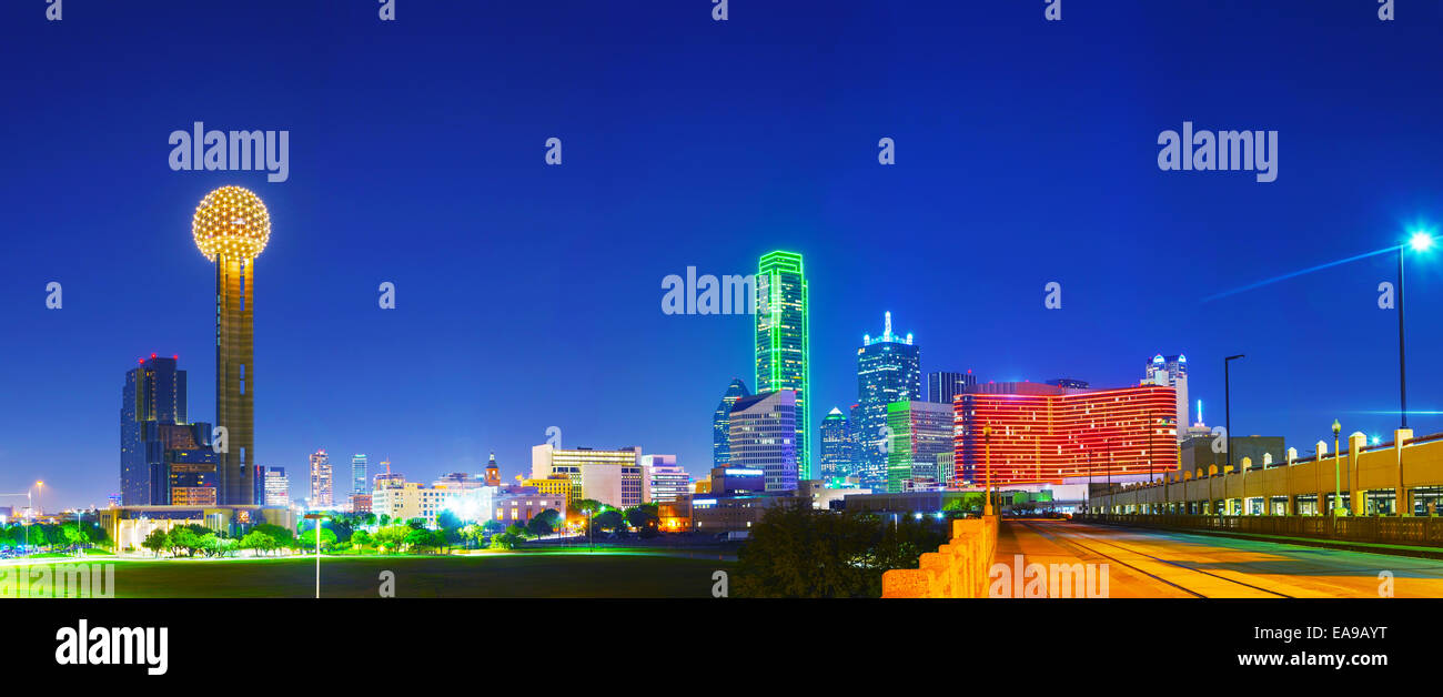 Vista panoramica di Dallas, TX nella notte Foto Stock