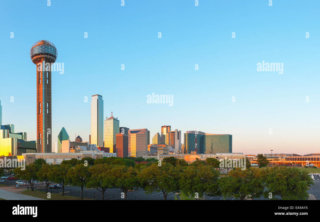 Panoramica del centro di Dallas, TX di sera Foto Stock