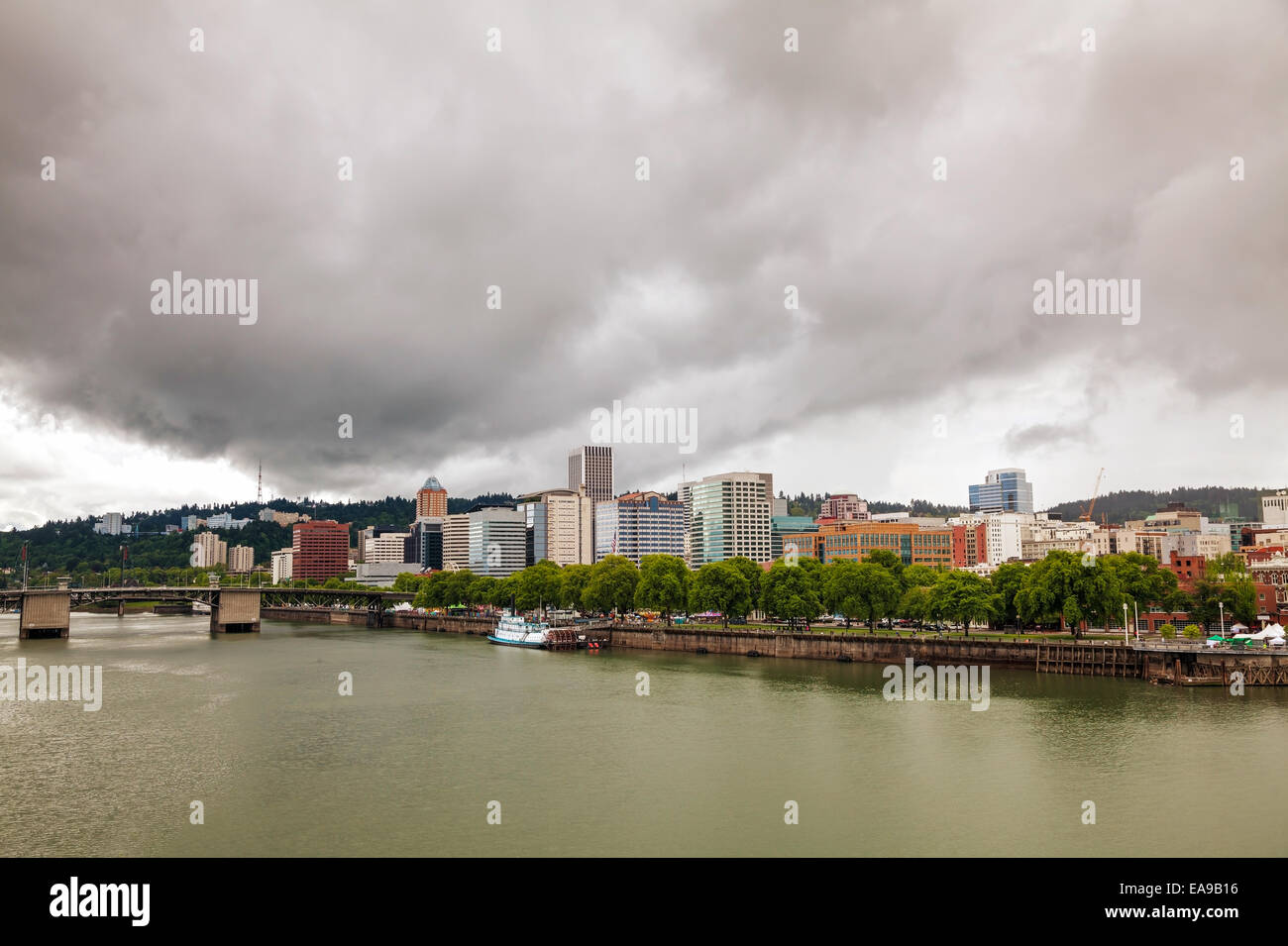 Downtown Portland cityscape su un nuvoloso giorno Foto Stock