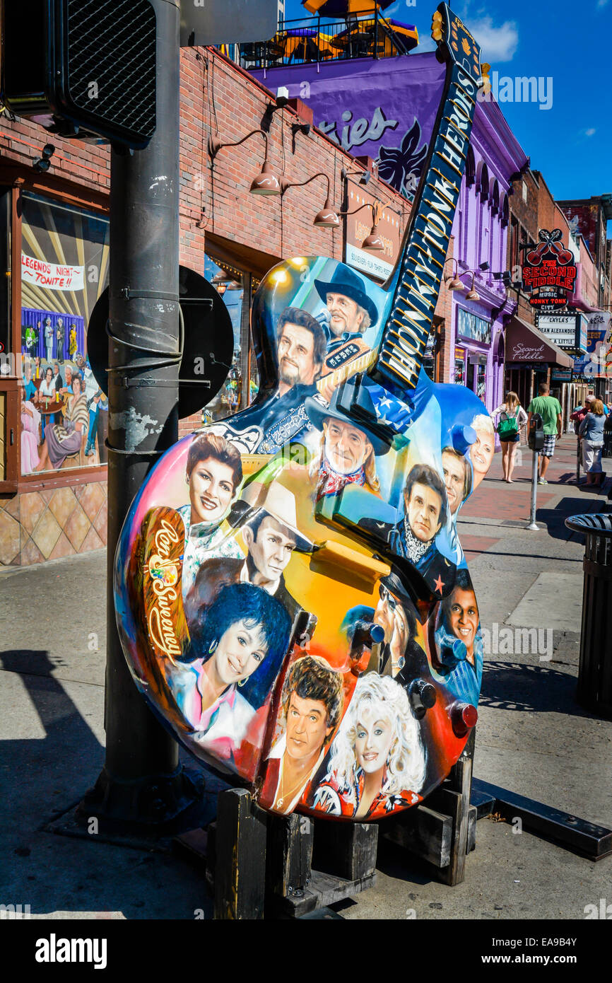 Arte di strada Guitar dipinto con la famosa Honky Tonk e Musica Country stelle sulla rinomata Lower Broadway nel centro cittadino di Nashville TN Foto Stock