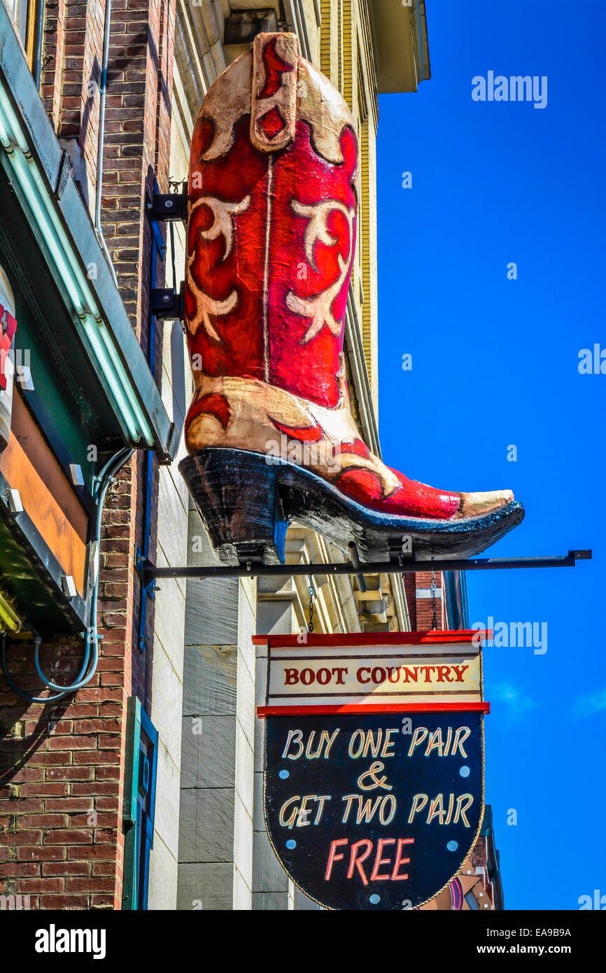 Boot art sopra la porta d'ingresso al negozio Boot Country a Lower Broadway nel centro di Nashville, TN, noto per la musica country e gli stivali di fantasia Foto Stock