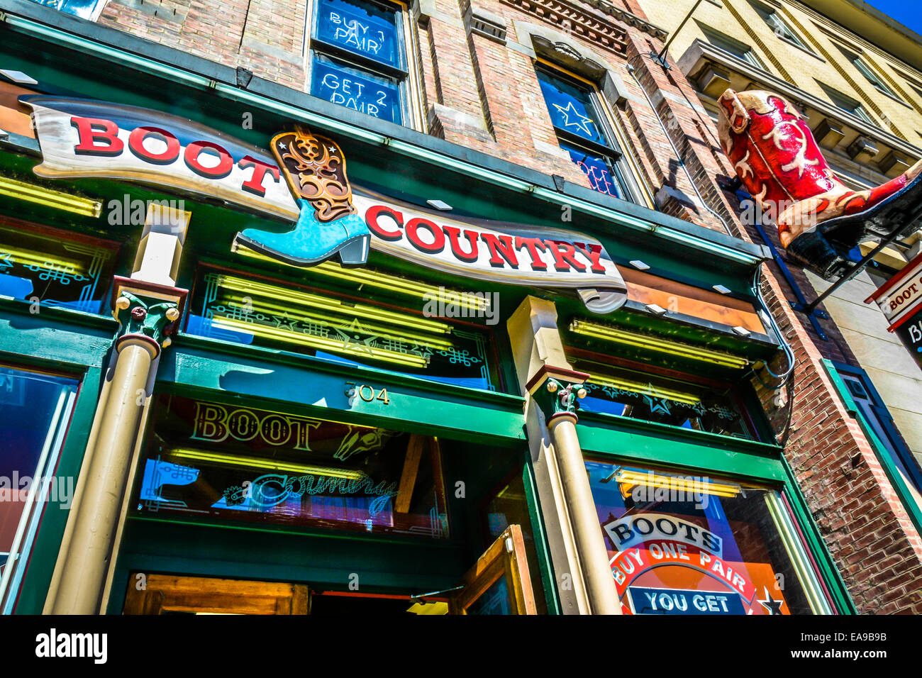 Avvio di resina al di sopra della porta di ingresso al paese di Boot Store sul Lower Broadway nel centro cittadino di Nashville TN Foto Stock