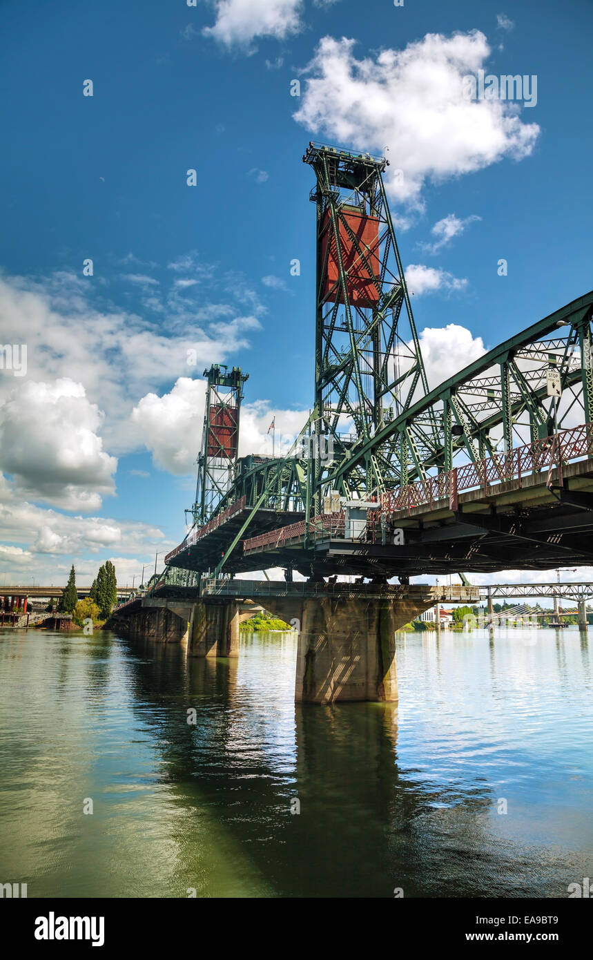 Panoramica di Hawthorne ponte levatoio a Portland, Oregon Foto Stock