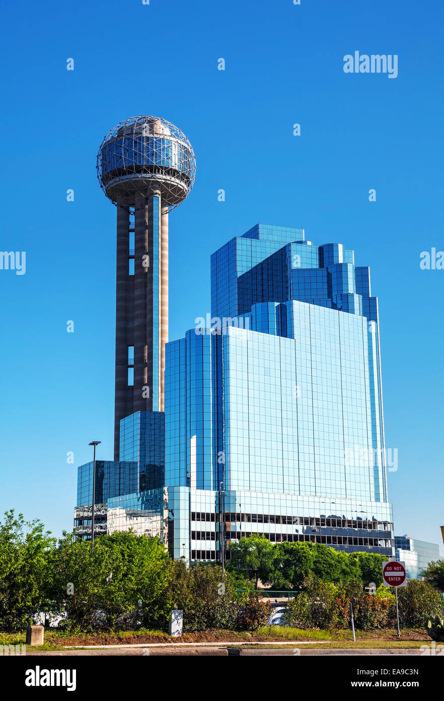 DALLAS - aprile 16: il centro della città di Dallas con Reunion Tower su Aprile 16, 2014 a Dallas, in Texas. Si tratta di un 561 piedi (171 m) Osservazione Foto Stock