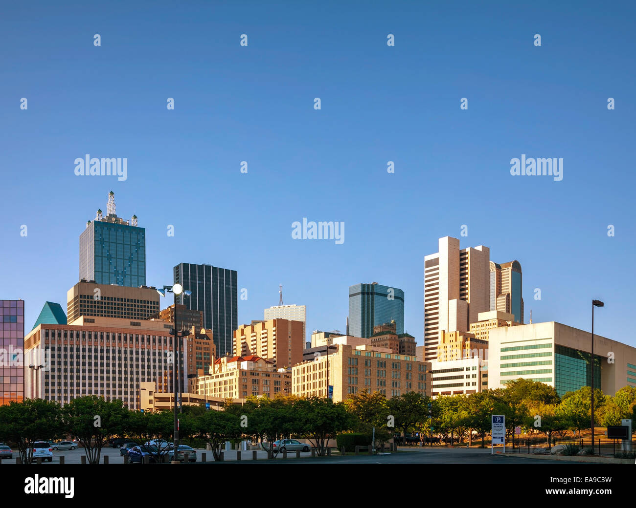 Il centro della città di Dallas di sera Foto Stock