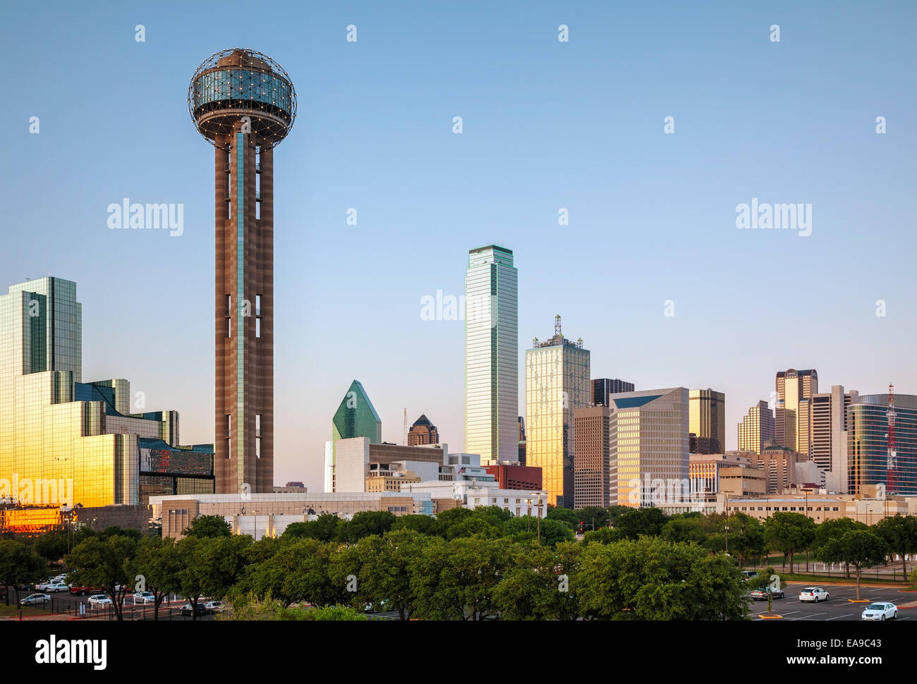 Panoramica del centro di Dallas di sera Foto Stock