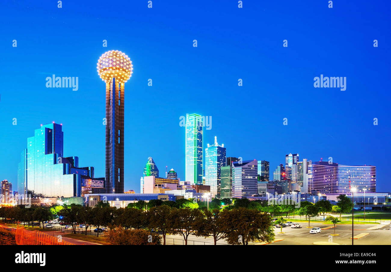 Panoramica del centro di Dallas nella notte Foto Stock
