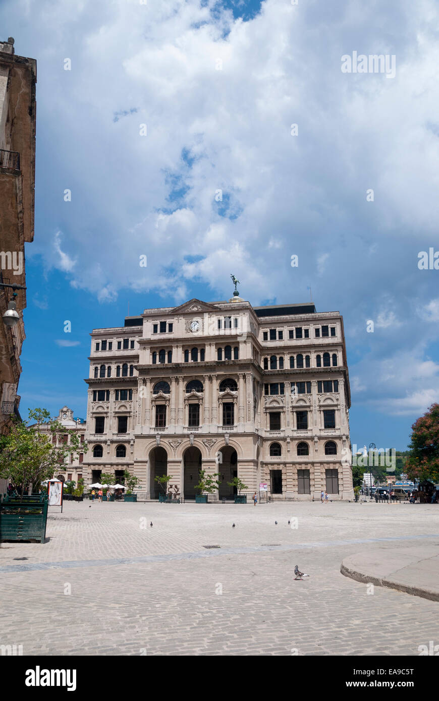 La Lonja del Comercio (Camera di Commercio) e ex borsa presso la Plaza de San Francisco Asís nella Vecchia Havana, Cuba Foto Stock
