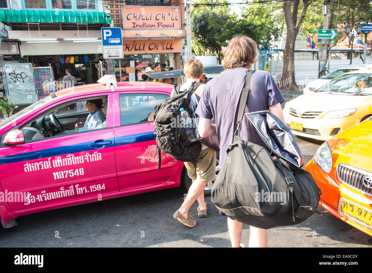 Anno Gap.Hippy,hippies,backpacker's,mecca,di, Khaosan, Khao San Road,colorata,taxi,backpacker,Banglamphu,area, Bangkok, Tailandia, Asia,studente,studenti Foto Stock