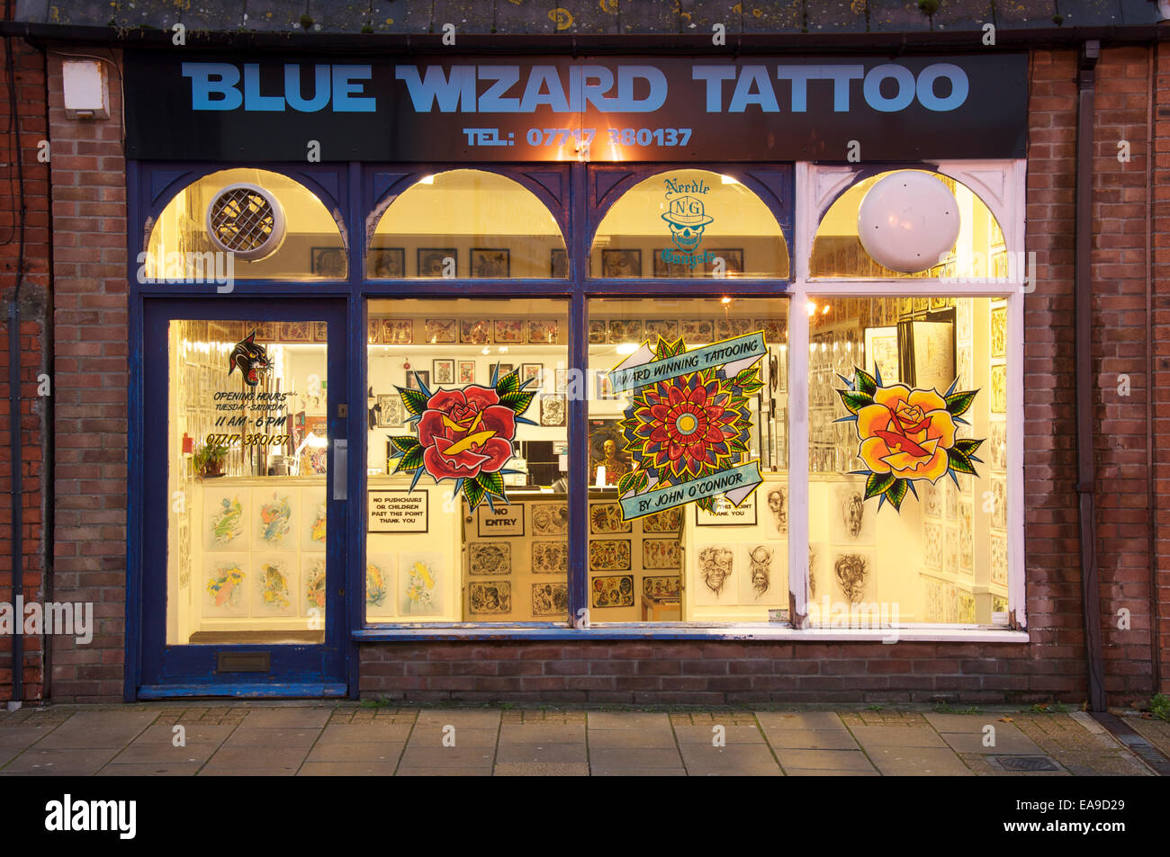 High Street tatuaggio. Il nuovo negozio-anteriore della procedura guidata di blu salotto tattoo a Dorchester. Tali luoghi sono schioccando in su high streets in tutta la Gran Bretagna. Foto Stock