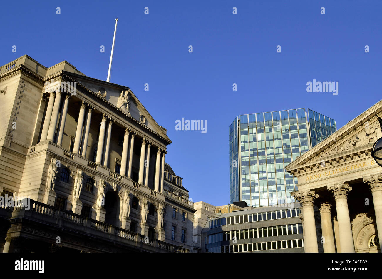 Bank of England, Londra, Regno Unito, con Royal Exchange a destra. Foto Stock