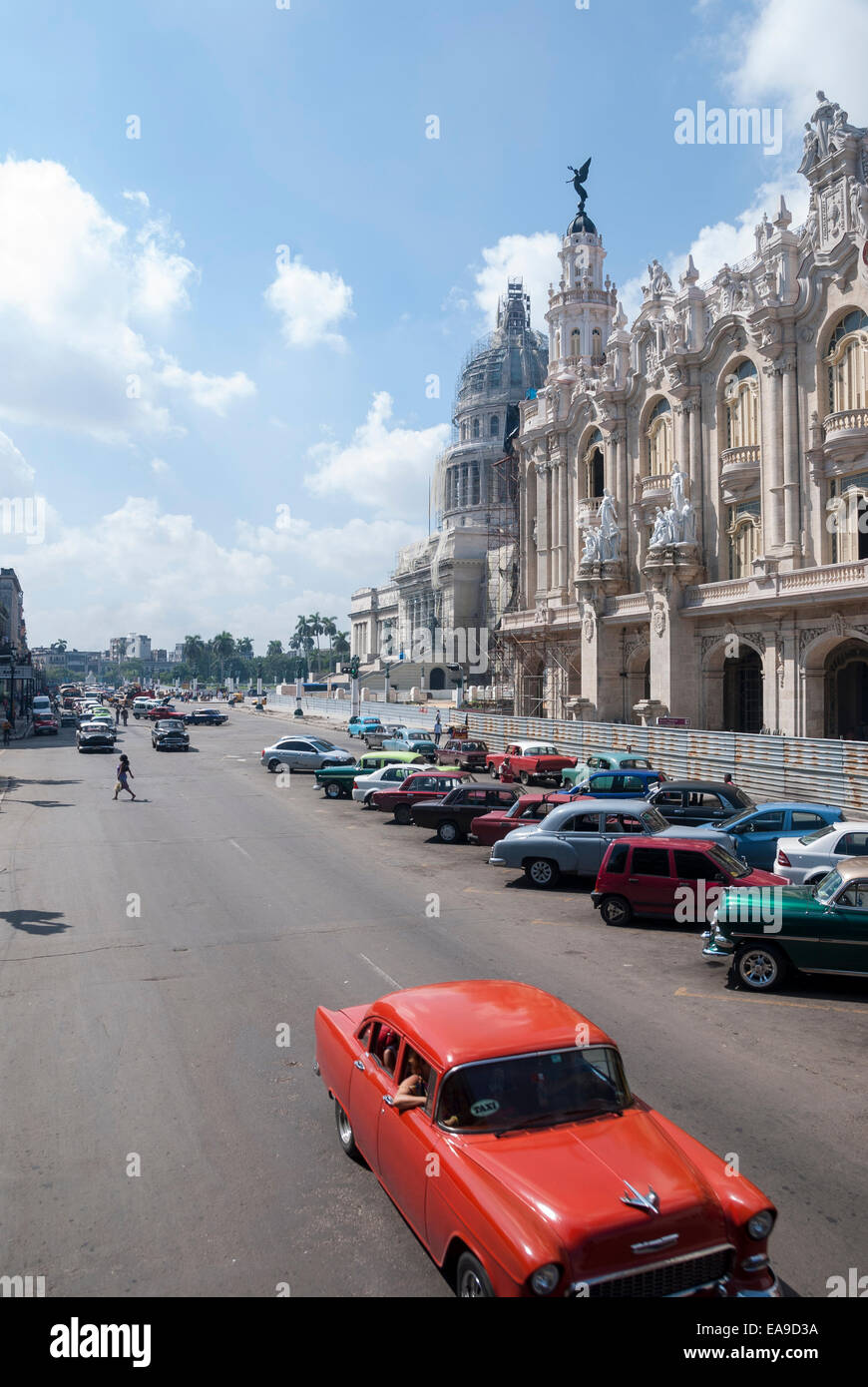 Vintage Automobili americane degli anni cinquanta costituiscono la maggioranza delle raffic sul Paseo del Prado in Havana Cuba Foto Stock