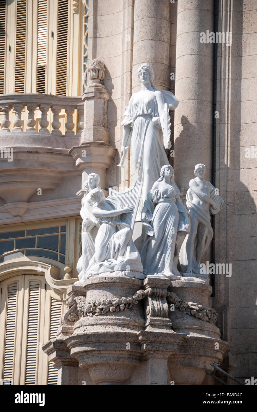 Uno dei recentemente restaurato sculture sulla parte esterna del Gran Teatro de La Habana, il Teatro Nazionale di Havana Cuba. Foto Stock