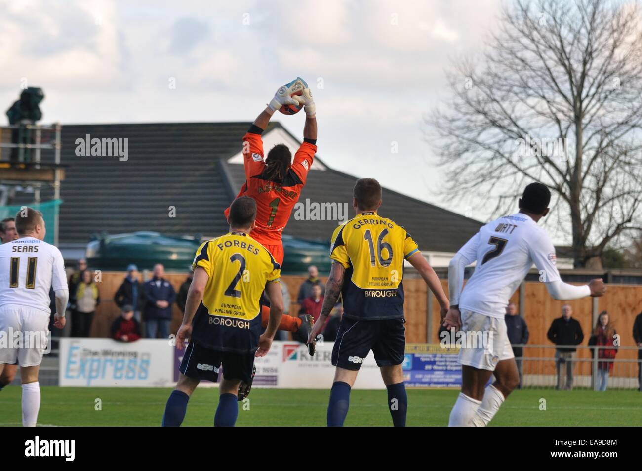 Gosport, Hampshire, Regno Unito. 09Nov, 2014. Nathan più spenna una seconda metà croce fuori l'aria. Gosport Borough v Colchester Regno, FA Cup primo round, 9 novembre 2014. Pivett Park, Gosport, Hampshire, Regno Unito, Credito: Flashspix/Alamy Live News Foto Stock