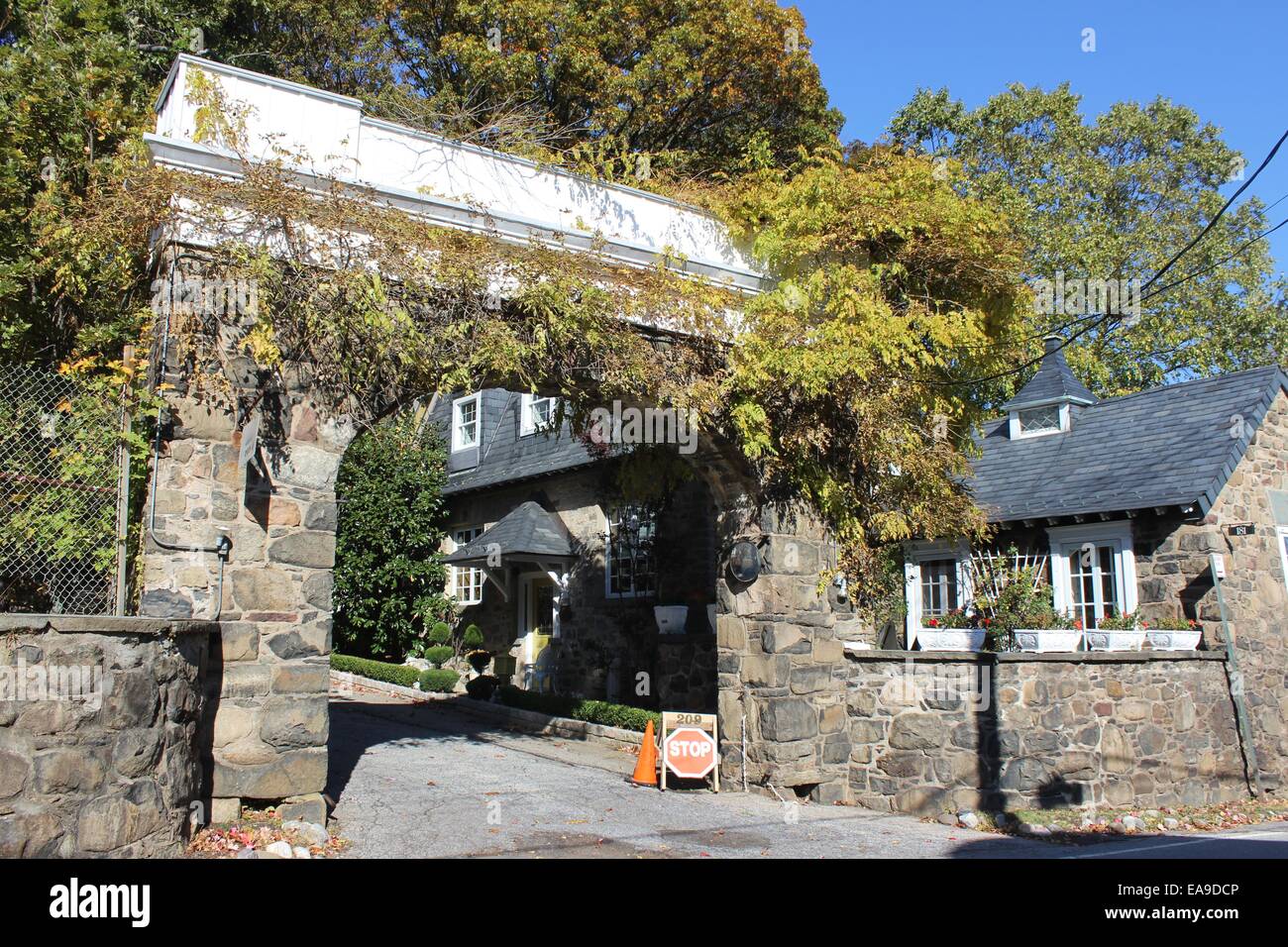 Gardner's Cottage e Gatehouse, Ernest Flagg station wagon, Todt Hill Foto Stock